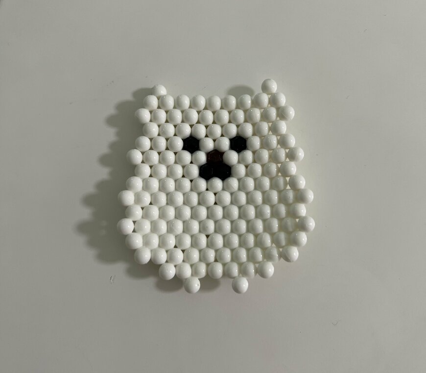 本物の犬とビーズの犬