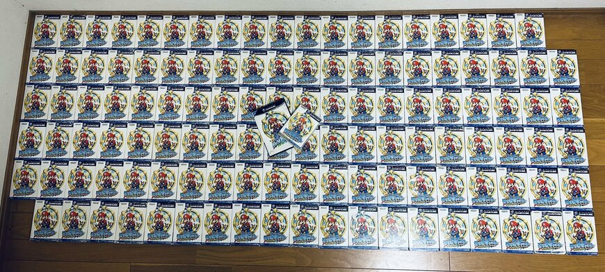 120枚のゲームソフトを床に並べた様子