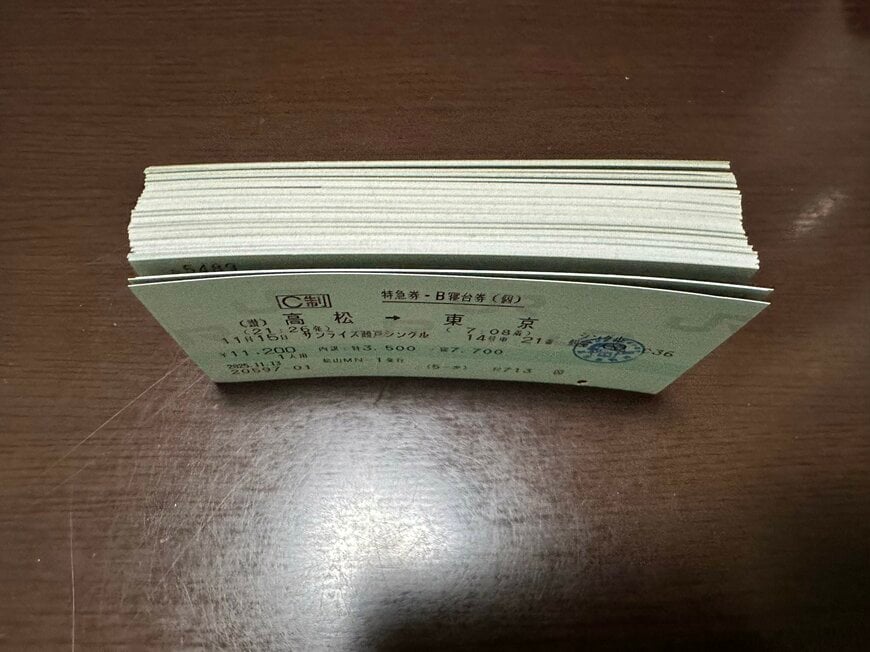 寝台券100枚分の厚み