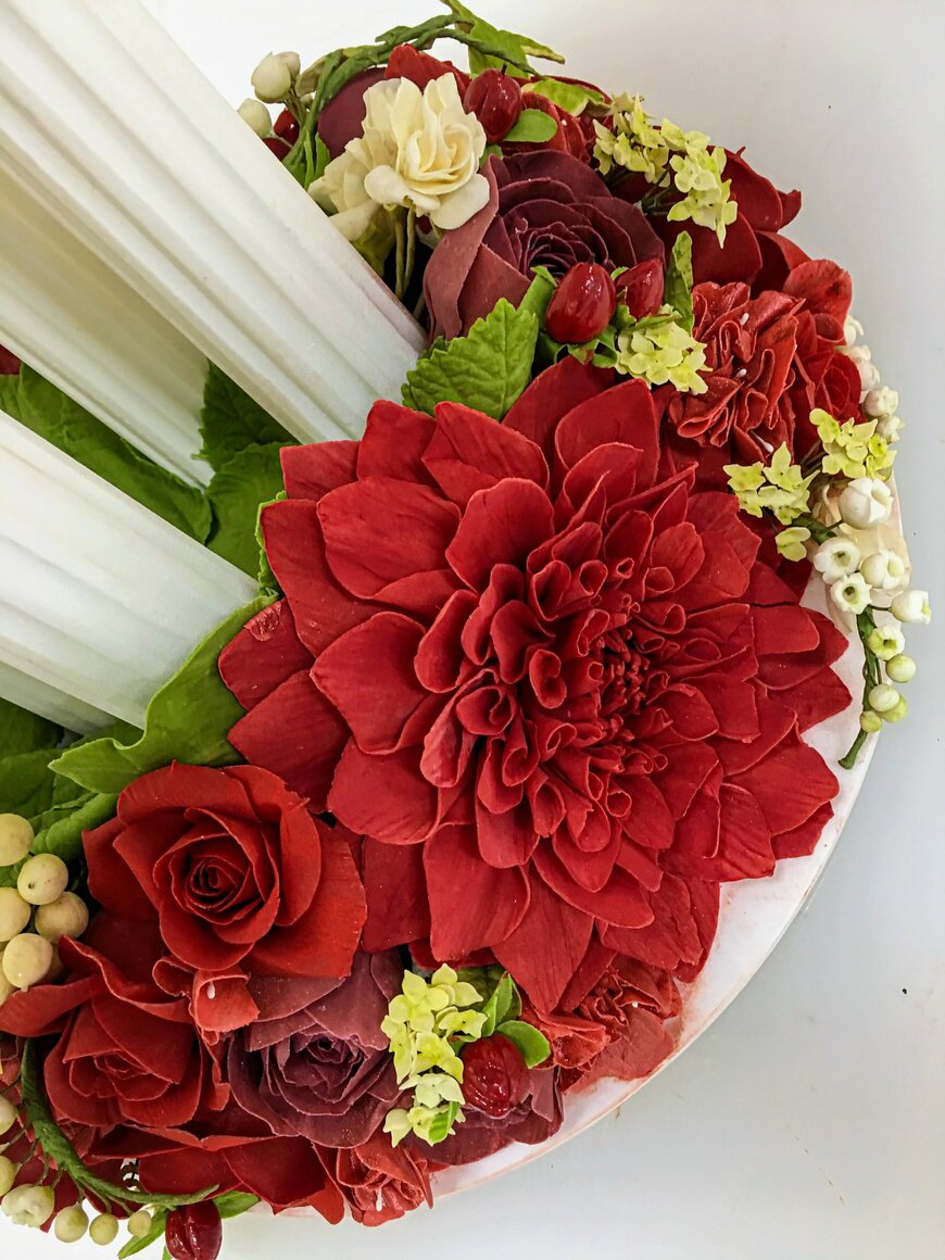 真っ赤なダリアやバラの花々