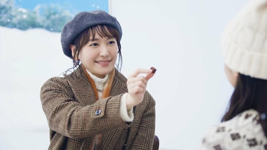 CM撮影で友人とチョコレートをシェアする新垣結衣