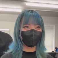 「めっちゃ濃い青希望」の女性→青髪ウルフカットで大胆イメチェンした姿が話題