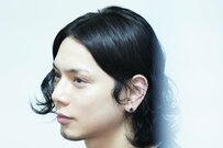 41歳 水嶋ヒロの近影にSNS衝撃「筋肉すごい」「こんなイケメンパパいるの」「めっちゃワイルド」娘との2ショット写真を投稿