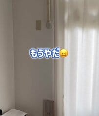 【賃貸DIY】むき出しの配管と空気口をIKEAのカーテン2枚重ねで隠す工夫。工具を一切使わずに施工し、原状回復を気にせず生活感を抑える方法