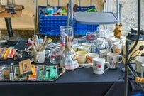 フリーマーケットで1歳児が気に入った「謎アイテム」が話題　あまりにも脱力系すぎるデザインに「何とも言えない表情が好き」