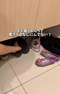 【100均DIY】ダイソーの「ワイヤーネット」で玄関がスッキリ！スライドできる「神収納アイデア」が天才的すぎる