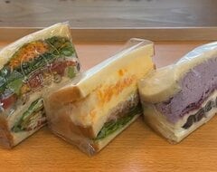 茨城県の道の駅で味わえる「具材ぎっしりサンドイッチ」に衝撃！「野菜たっぷり」「すごい濃厚」と反響