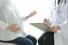 「妊婦健診」で性別判明　医師に「紙に書いて渡して」と頼んだ結果に「素敵なプレゼント」
