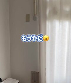 【賃貸DIY】むき出しの配管と空気口をIKEAのカーテン2枚重ねで隠す工夫。工具を一切使わずに施工し、原状回復を気にせず生活感を抑える方法