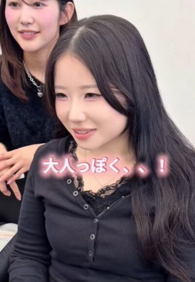 前髪を作るか悩んでいる女性