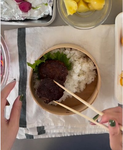 ごはんの上に、どーんとハンバーグを2つ