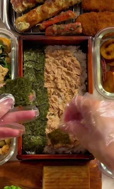 和風シーチキンの上に海苔が重ねられていくところ