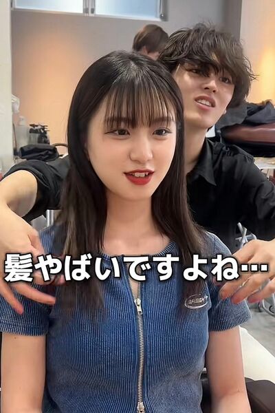 髪のダメージに悩む女性