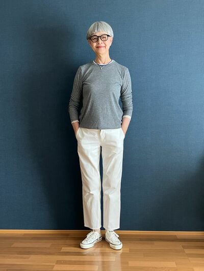 グレーのトップスに白パンツを合わせたシンプルコーデ