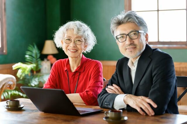 【みんなの貯蓄額】おひとりさま世帯・二人以上世帯《平均・中央値》はいくら？「安心して老後を過ごしている人」3つの共通点とは