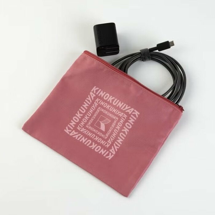 大は約タテ15×ヨコ19cmで、充電器やケーブルなどをまとめて収納可能