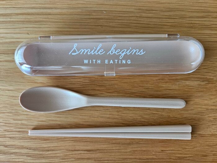 落ち着きのある木目調のブラウン色が魅力