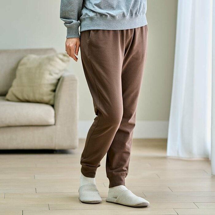 トップスと同じ綿混の裏毛素材を使用したロング丈