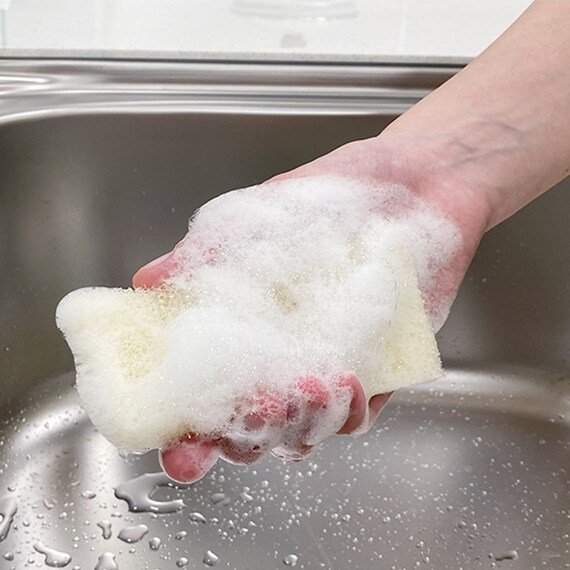 やわらかな泡立ちで、キズ付けにくいスポンジ