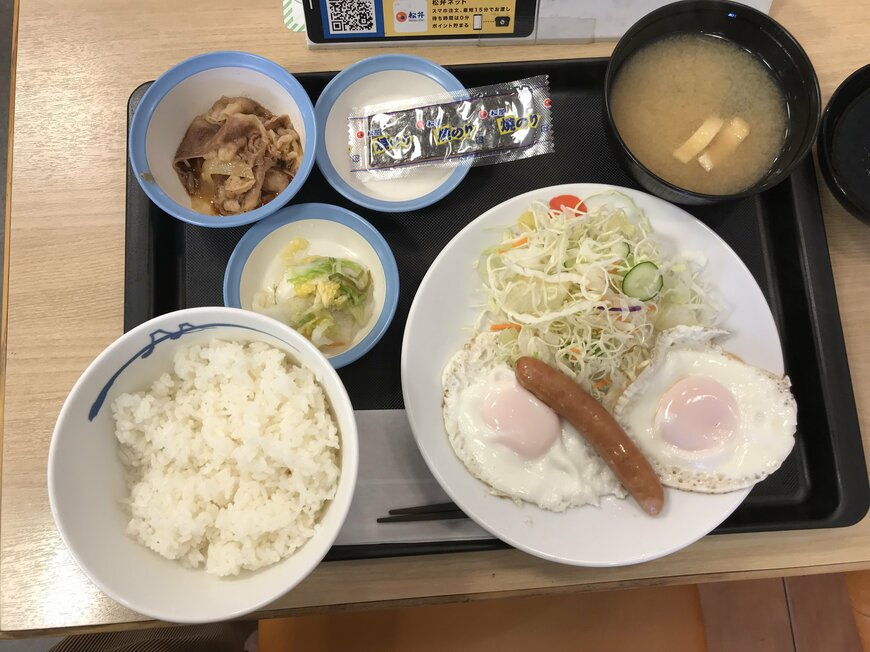 【牛丼・松屋のモーニング】ソーセージエッグW定食でかなう「目玉焼きのいちばんおいしい食べ方」