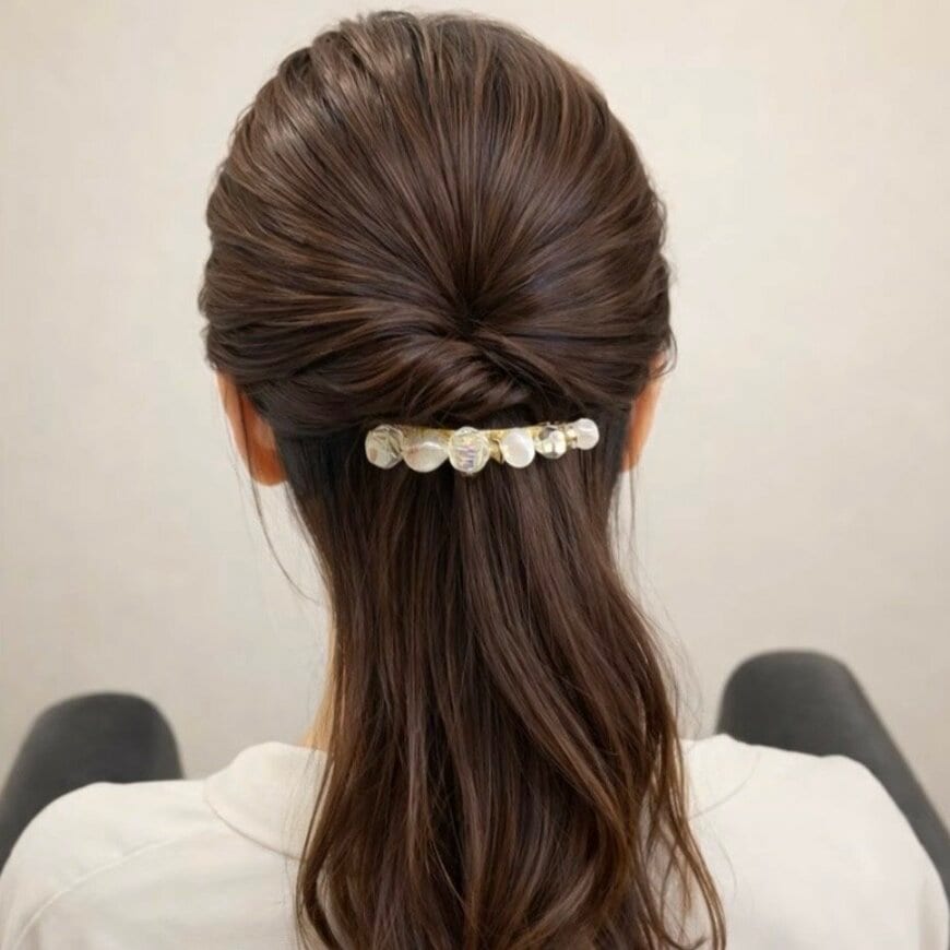 【ヘアゴム2本で完成】50代におすすめの簡単「華やかハーフアップヘアアレンジ」 手軽に時短&上品見え“大人のまとめ髪”
