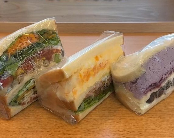 茨城県の道の駅で味わえる「具材ぎっしりサンドイッチ」に衝撃！「野菜たっぷり」「すごい濃厚」と反響