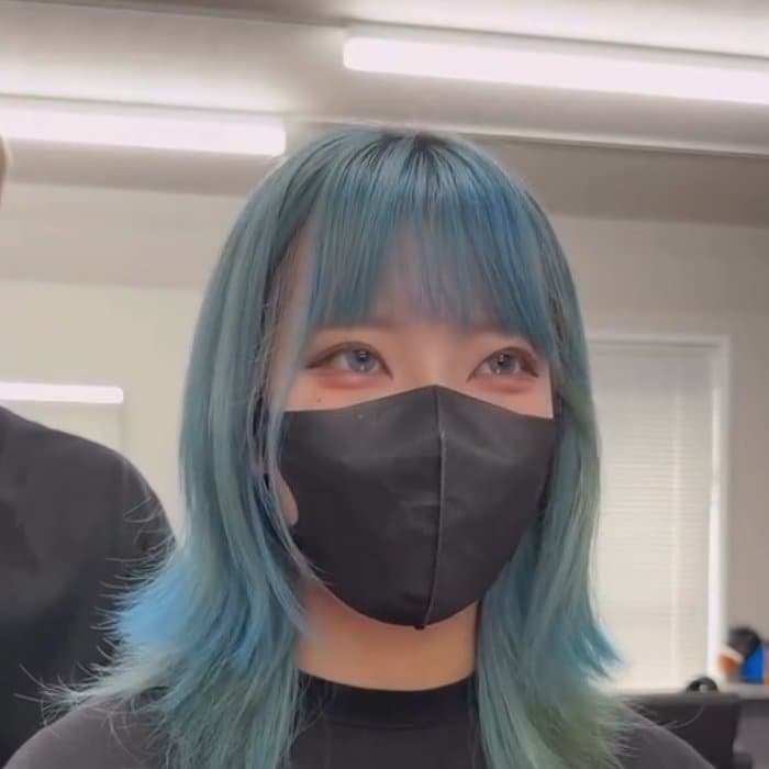 「めっちゃ濃い青希望」の女性→青髪ウルフカットで大胆イメチェンした姿が話題