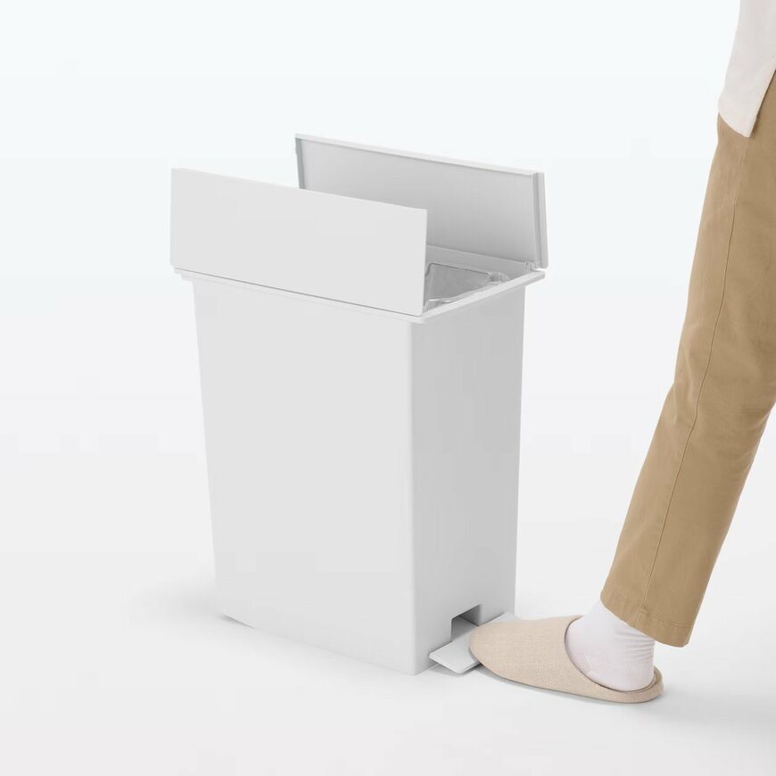 出所：無印良品公式　再生ポリプロピレン入り　ペダル式ダストボックス　両開きフタ付き