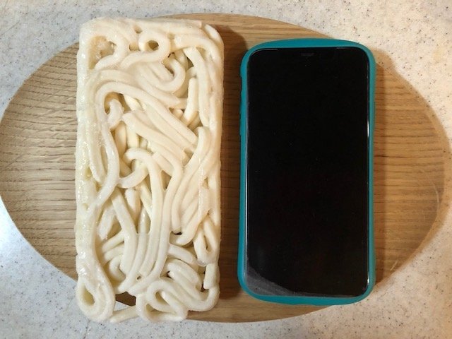業務スーパー『冷凍讃岐うどん』をiPhone11と比較（筆者撮影）