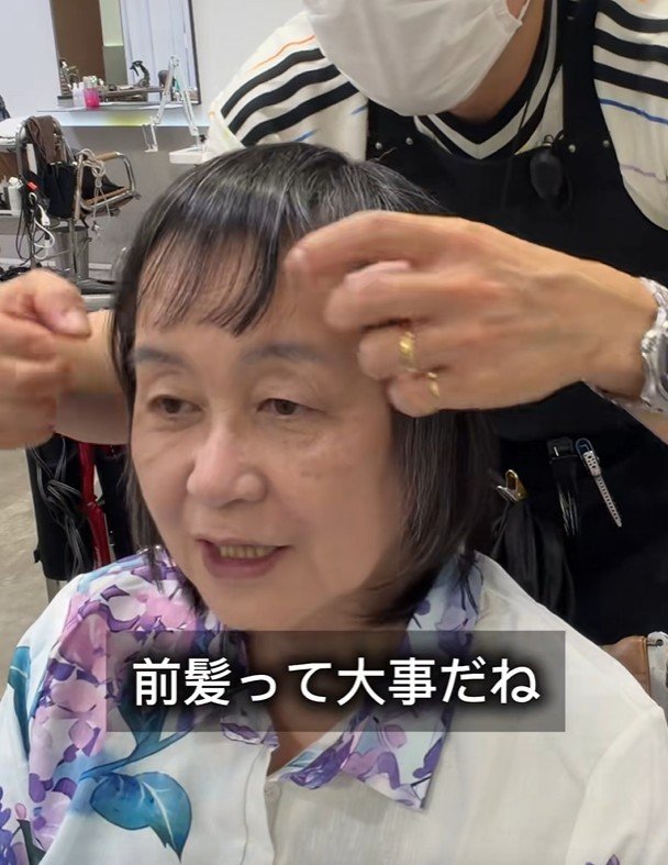 久しぶりの前髪に嬉しそうな女性