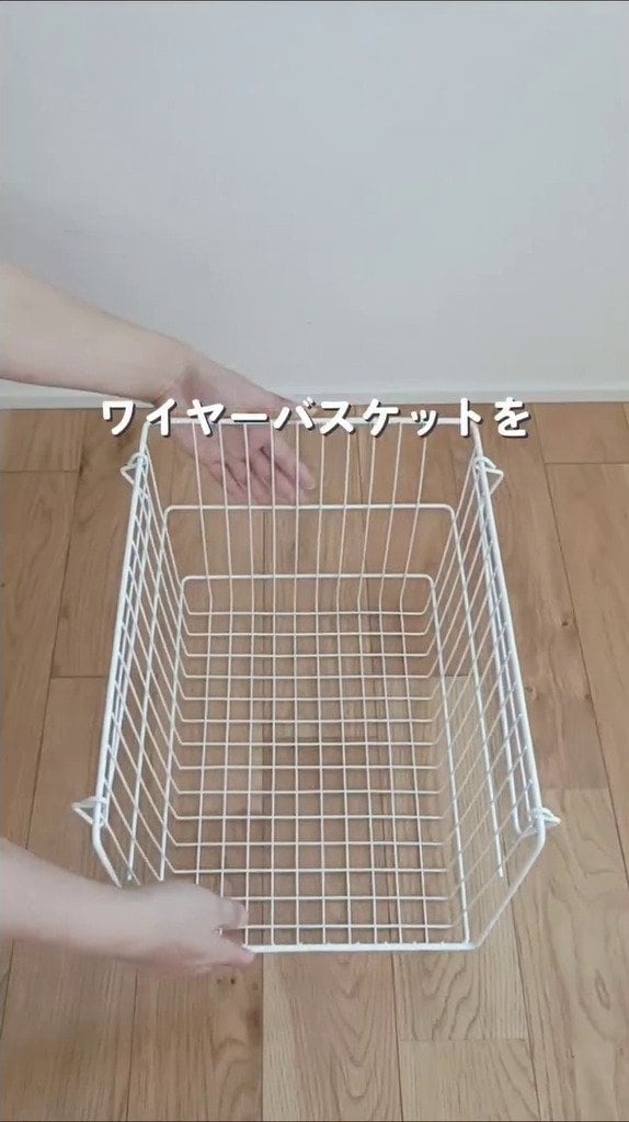 ダイソーのワイヤーバスケットが「無印のケースがぴったり入る収納カート」に変身 キャスターを付けて重ねる