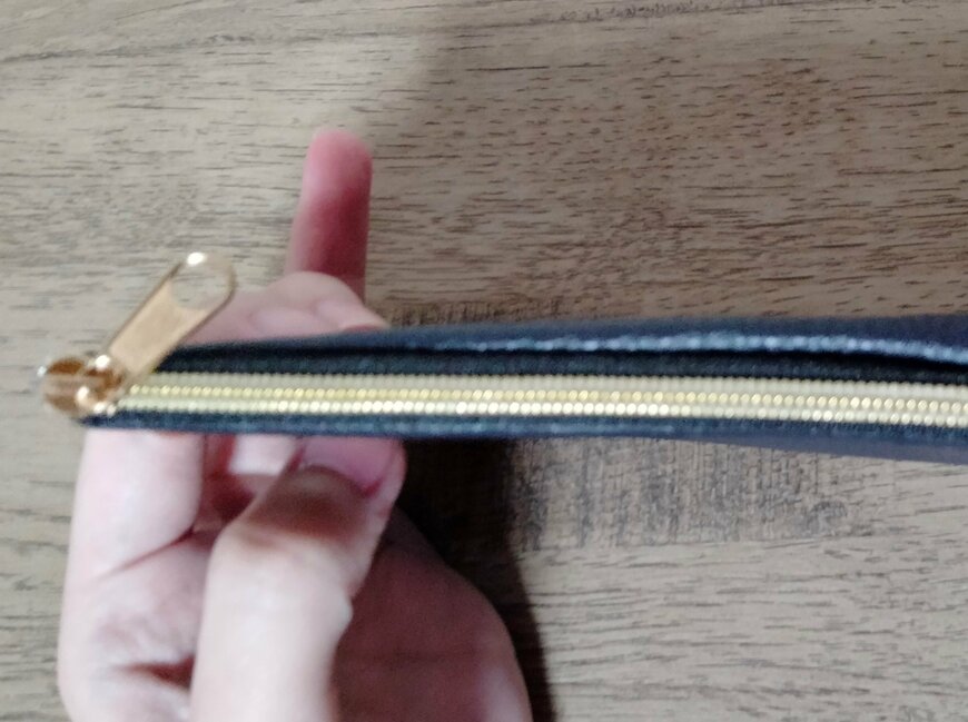 筆者撮影（セリア、革風マルチケース）