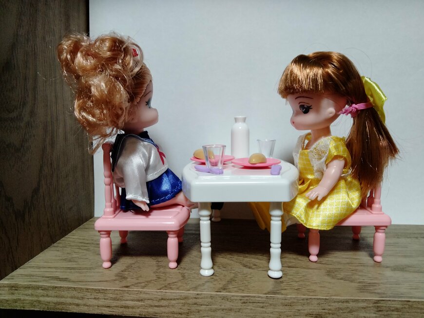 筆者撮影（ダイソー、着せ替えゆなちゃん カールアップ・ダイソー、着せ替えゆなちゃん ストレート・ダイソー、ダイニングテーブル）