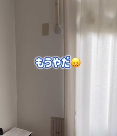 【賃貸DIY】むき出しの配管と空気口をIKEAのカーテン2枚重ねで隠す工夫。工具を一切使わずに施工し、原状回復を気にせず生活感を抑える方法