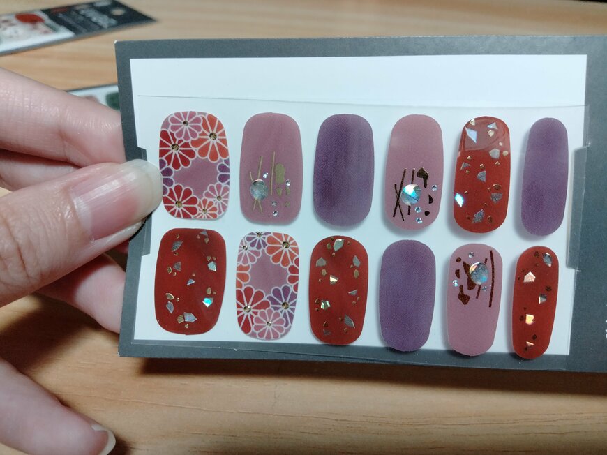 出所：筆者撮影（キャンドゥ、UVジェルネイルシール）