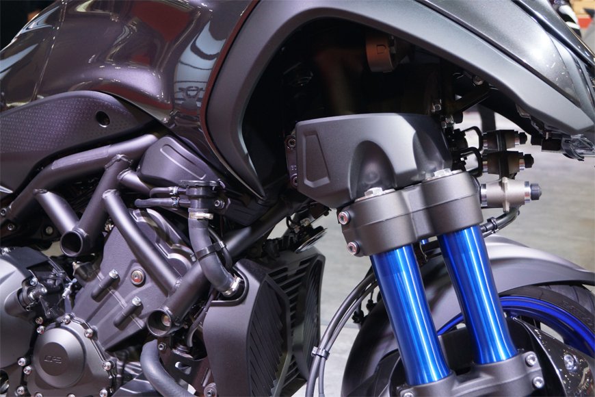 フロントフォークが2本あるのは、タイヤがフロントフォークを中心に回ってしまうのを防ぐため。