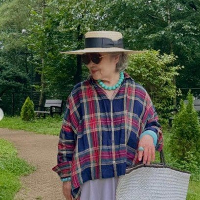 【韓国発！おしゃれ上級者のおばあちゃん】“チェック柄シャツ×ロングスカート”を着こなす「夏のエレガントコーデ」に魅了