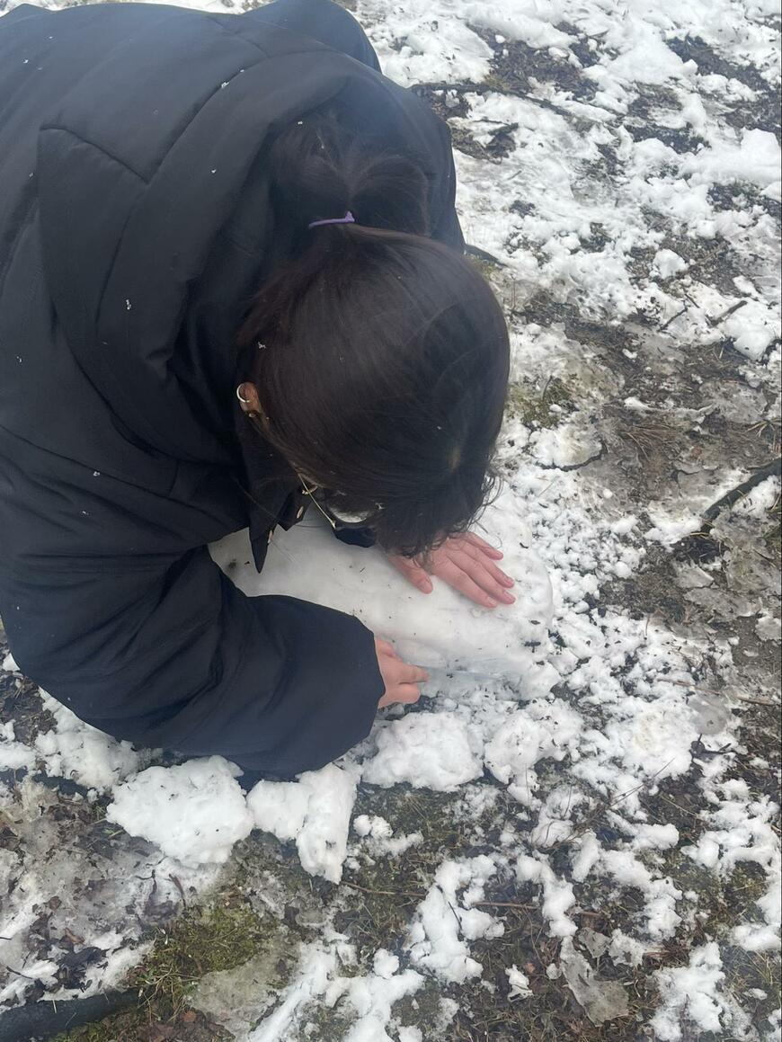 雪を集めている学生