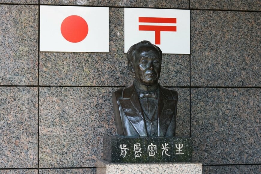 「日本近代郵便の父」とも呼ばれる前島密の銅像