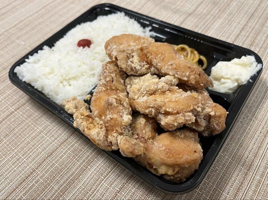 竜田揚げのような衣。サクッと揚がっているのがわかります。