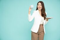 【固定費の見直し】年収が高い方が「電気、ガス、携帯電話」を見直す傾向に