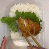 お弁当の見栄えは「詰め方」で変わる。段差を活用したチキンの配置や、立てかける卵焼きの工夫でおしゃれに仕上がる、毎日の弁当に取り入れたい実用テク