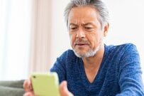 【最新データ】「年金だけで生活する高齢者世帯」41.7％→43.4%に増加。年金以外のどんな収入で補填しているのか