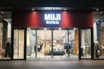 ロングシーズン着回せそう！無印良品の〈リネンワンピース〉が素敵。ポケットも付いています