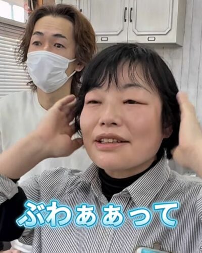 風が吹いて髪が広がることに悩む女性