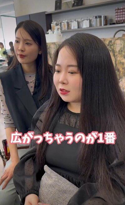 胸下まで伸びた黒髪の超ロングヘアの女性