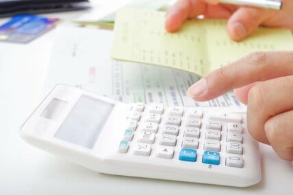 【シニアの家計簿】65歳以上・無職夫婦の平均貯蓄は2560万円。でも毎月赤字？生活費と年金の現実