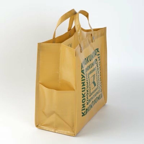 ペットボトルが入るサイドポケットも便利