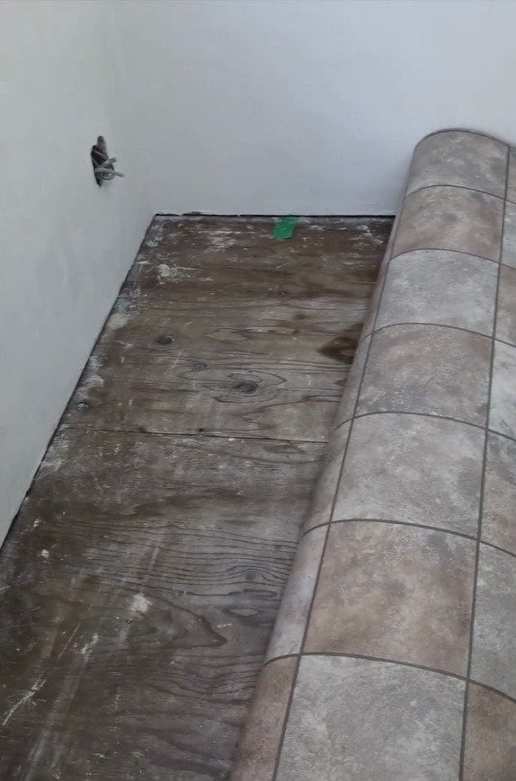 小屋の床がタイル調に変身 クッションフロアと両面テープで作るセルフ内装DIY
