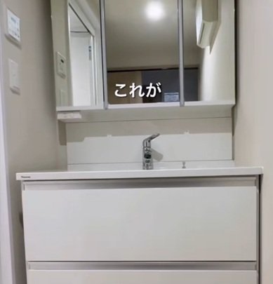 築25年中古マンションの〈洗面台〉をアラフォーママが…タイルシールを貼るだけDIY→カフェ風の〈おしゃれ空間〉に雰囲気ガラリ！